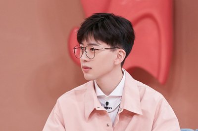 费启鸣发文称追星杨幂合影成功这次下巴保住了,下巴保住了是什么梗?