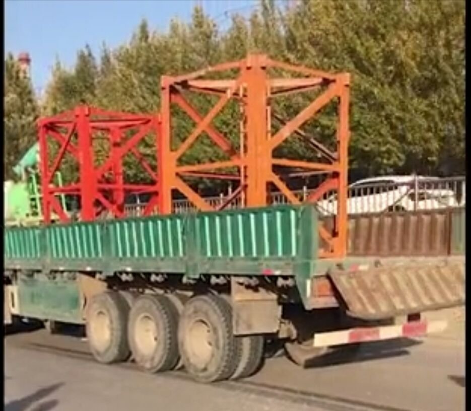 沈阳大挂车超高撞断限高杆，货物砸中150万保时捷，为何挂车不值得同情？