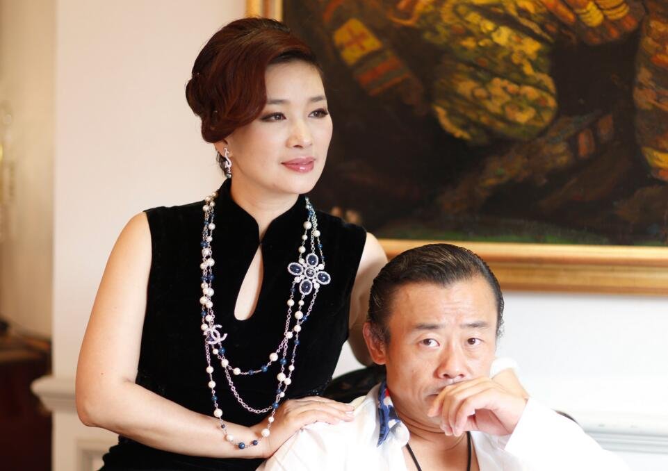 周立波56岁的富豪老婆胡洁是做什么的？怎么这么有钱？