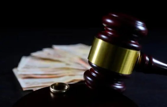 男子再婚后为降低抚养费,将5岁儿子告上法庭,这样的人配为人父亲吗?
