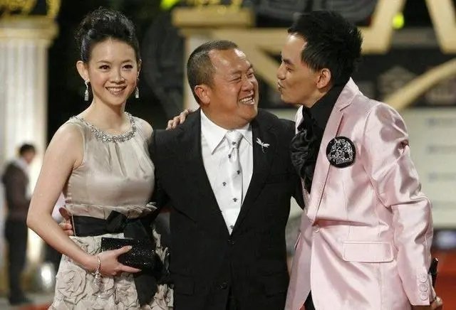 曾宝仪透露已2年多没见曾志伟,为何明星家庭聚少离多?
