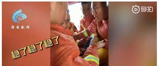 消防员查高考成绩队友紧张围观 这是咋情况?