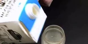 怎样倒牛奶才不容易喷溅?