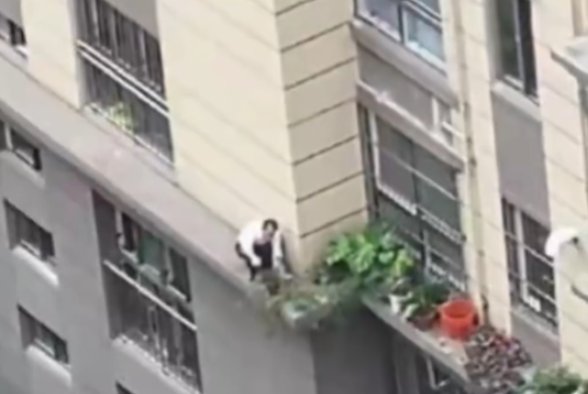 南通一男子在楼房腰线处浇花跌落，当场丧命，责任会如何划分