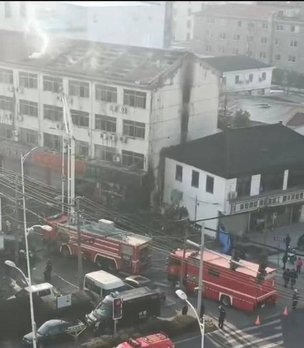 苏州发生火灾致6死28伤，目击者：宾馆着火，有住客爬窗逃生