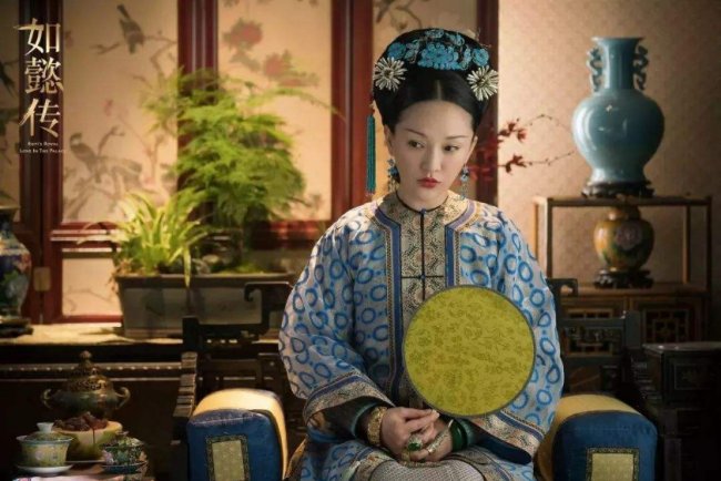有没有一张手持扇子的美女的成语?