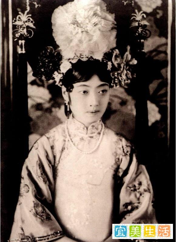 溥仪不能生育,婉容私通侍卫生下女儿却被投进锅炉，婉容至死不知