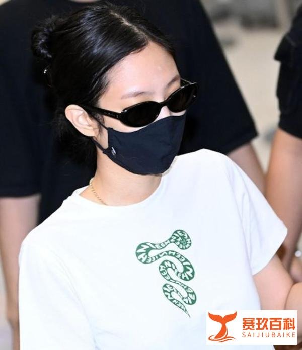 BLACKPINK Jennie机场受伤，人潮拥挤秩序失控，被粉丝送信割伤手