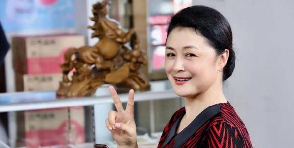 众星悼念于月仙，章子怡晒旧照，王小利：亲爱的大脚一路走好！