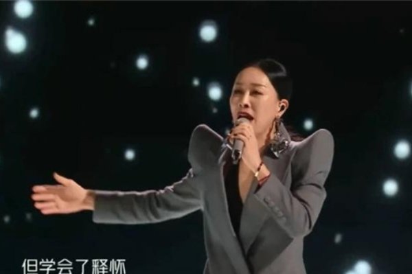 奔着C位去的那英被质疑假唱，这是怎么回事？