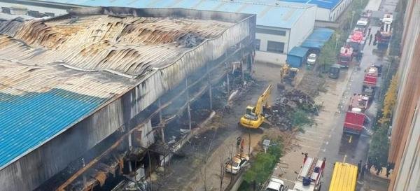 河南38死火灾最新:涉事公司2021年无人参保,遇难者家属悲痛发声
