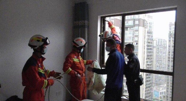 10岁娃睡迷糊翻窗坠落至22楼外,目前,孩子的情况如何?