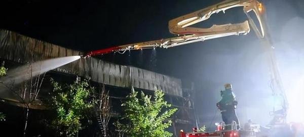 河南38死火灾最新:涉事公司2021年无人参保,遇难者家属悲痛发声