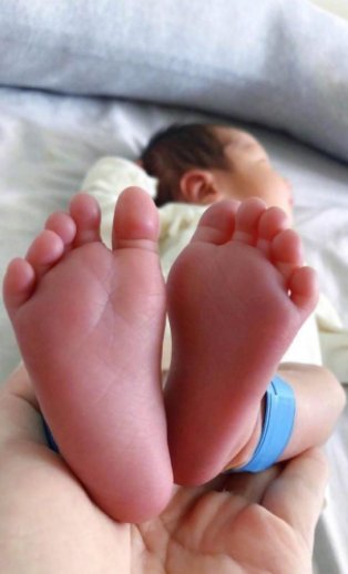 林依晨首晒女儿脚丫照迎接39岁生日，她会选择在何时复出拍戏？