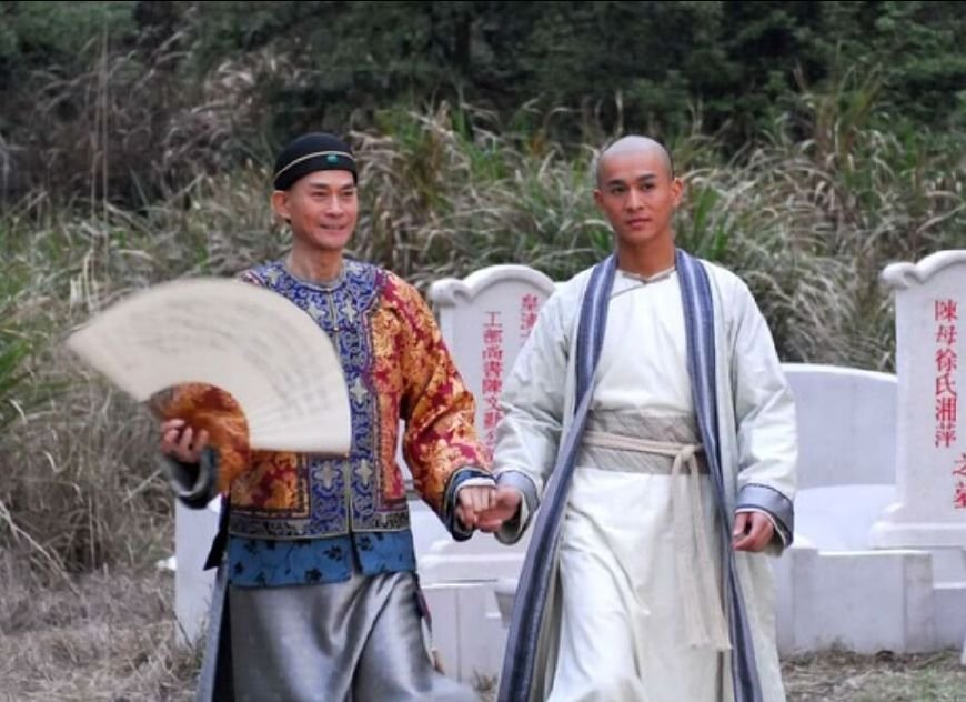 爱上姐姐霍青桐,却去追求妹妹喀丝丽,陈家洛到底是怎么想的?