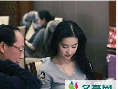 刘亦菲陪干爹轮流过夜？这种谣言应该没人会信吧