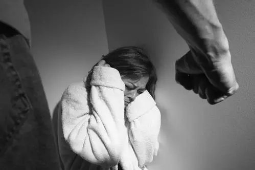 男子欲家暴反被老婆打进医院,究竟谁对谁错?