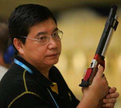 59岁射击冠军王义夫,女儿已担任清华主管,如今现状如何呢?