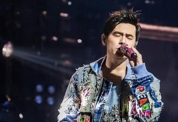 周杰伦演唱会出状况,开场前黄牛集体退票,此前门票炒到上万一张