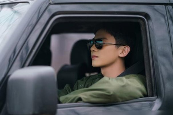 白敬亭车内吻花絮亲到马思纯鼻子上了，你如何看待演员拍吻戏不熟练？