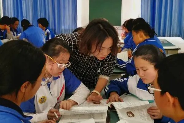 三个鼻孔眼歇后语