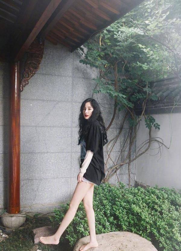杨幂光脚出镜,个性演绎下衣失踪,只是这裤子还能再短一点吗?