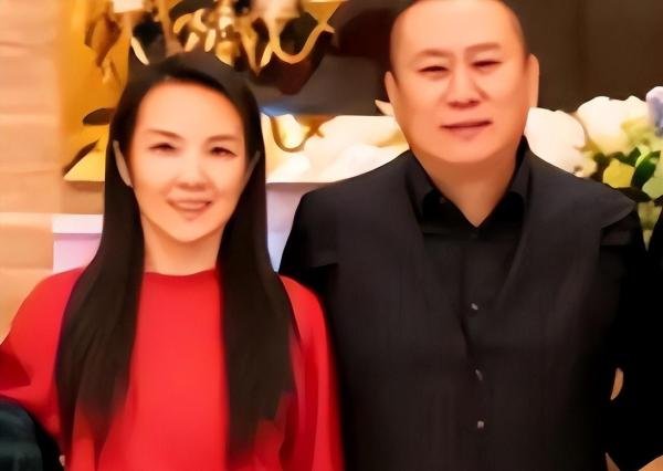 央视主持人管彤：曾被曝与韩红在美国领证结婚，如今过得怎样？
