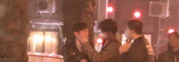 何炅与神秘男子当街牵手，摸脸杀？动作亲密引热议