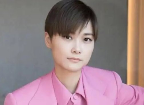 李宇春父亲回应女儿的健康问题,曾被造谣出行全靠轮椅,真实情况是怎样的?