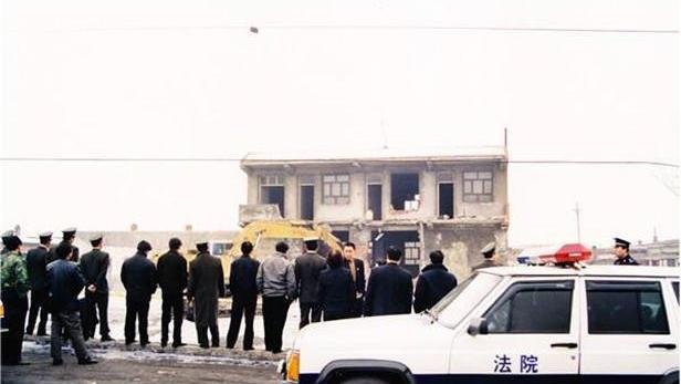河南安阳杀人案:30岁女子遇害,为何吃瓜群众看热闹也被抓判死刑呢?