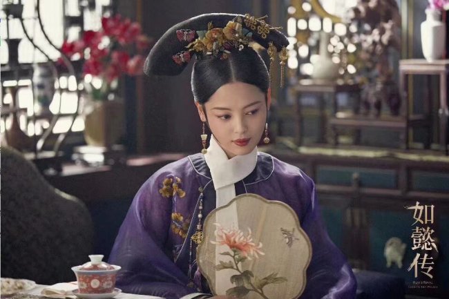 有没有一张手持扇子的美女的成语？