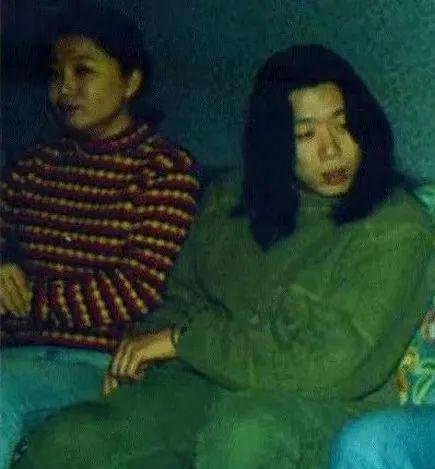 老狼在北京初雪里弹唱《北京的冬天》，多少人的青春又回来了？