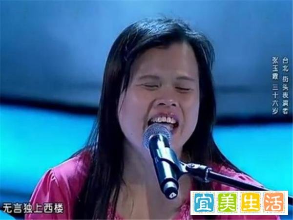 盲人姑娘走红后，被公司强制要求整容，九年后选择重回街头卖唱