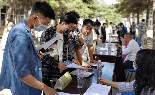2022沪上毕业季：若没法按时毕业，有必要提前找工作吗？