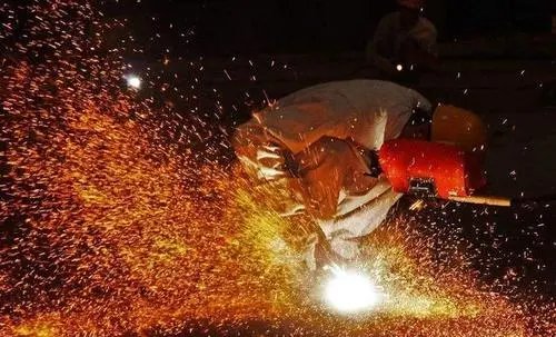 河南80后焊工逆袭，年入百万，他究竟是怎么做到的？
