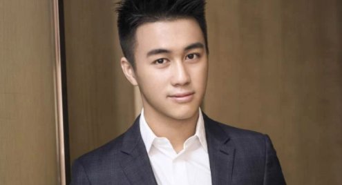 何超莲是何猷君亲妹吗