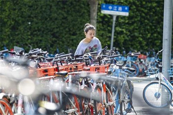 私家车被共享单车重重包围,给你的出行带来什么影响?