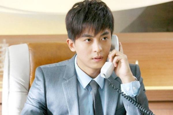 李佳航宣布关闭账号,并否认蹭热度,明星该不该卷入男足事件?