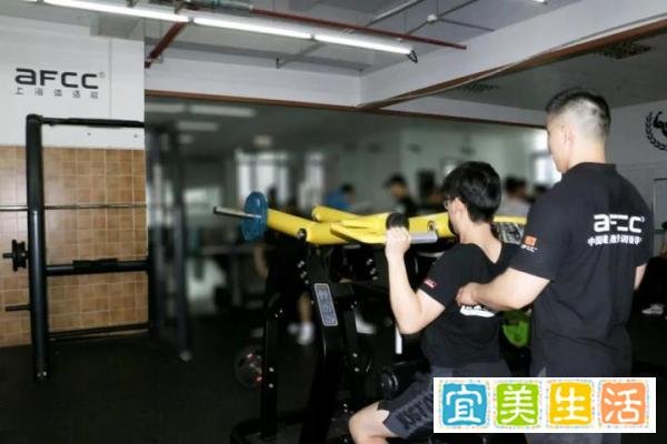 去健身房有必要请私人教练吗？