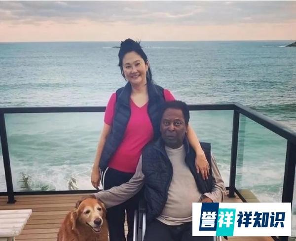 球王贝利临终放弃治疗，小32岁日本娇妻陪伴身旁，夫妻同框像爷孙