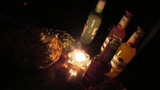这夜晚的酒吧,杯中的酒花是什么歌
