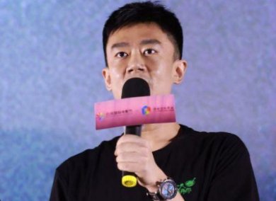 李雪健助阵亲儿子电影首映,因病说话含糊不清,他儿子是谁?