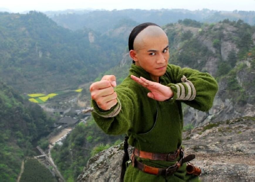 爱上姐姐霍青桐，却去追求妹妹喀丝丽，陈家洛到底是怎么想的？
