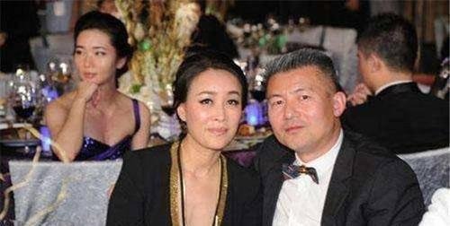 54岁那英和女儿现身英国豪购，14岁女儿长腿吸睛
