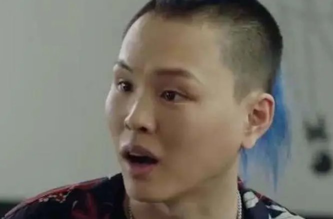 音乐疯子张玮,从high歌爆红到跑龙套,为什么会沦落至此?