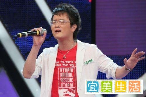 演唱《我爱记歌词》爆红全国的著名歌手海峰跳楼身亡，令人惋惜