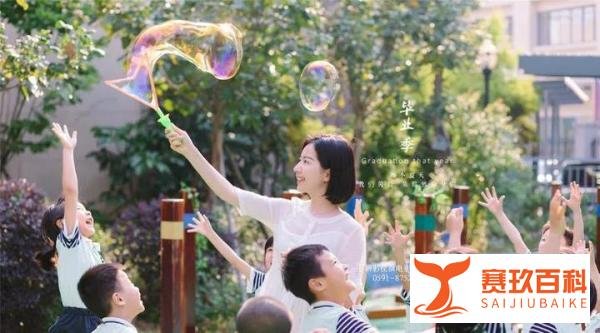 幼师恐吓排队小朋友，还让假笑摆拍，教育局回应：涉事老师被辞退
