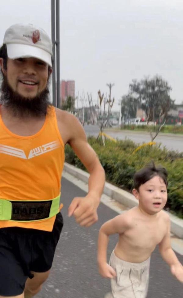 爸爸带女儿跑步200余天孩子变化明显 这是咋情况？