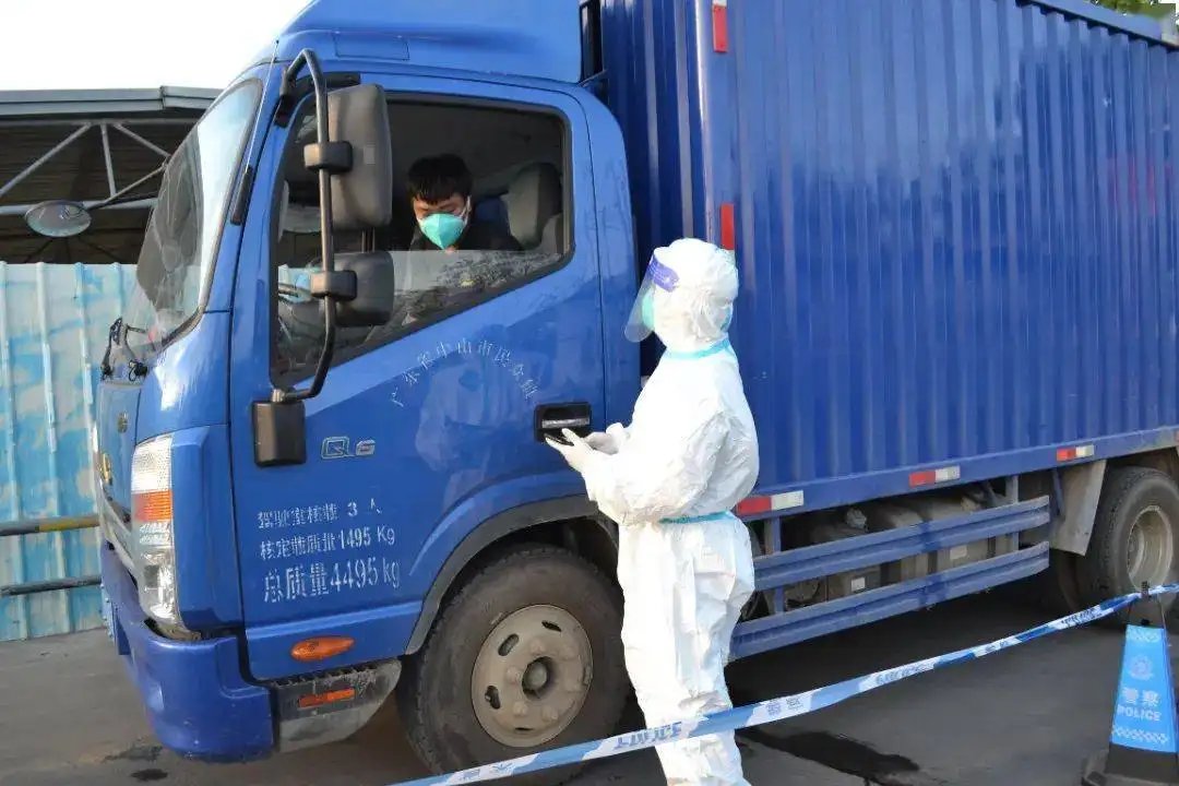 司机未戴口罩被罚2千大哭？多方是如何回应这件事的？