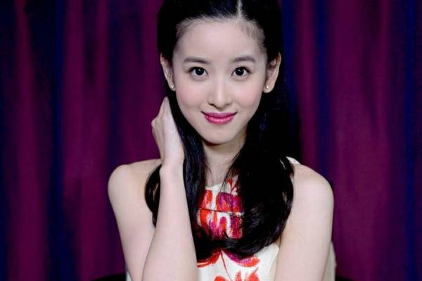 章泽天有颜值又有学历，为何很多人却一直不喜欢她？